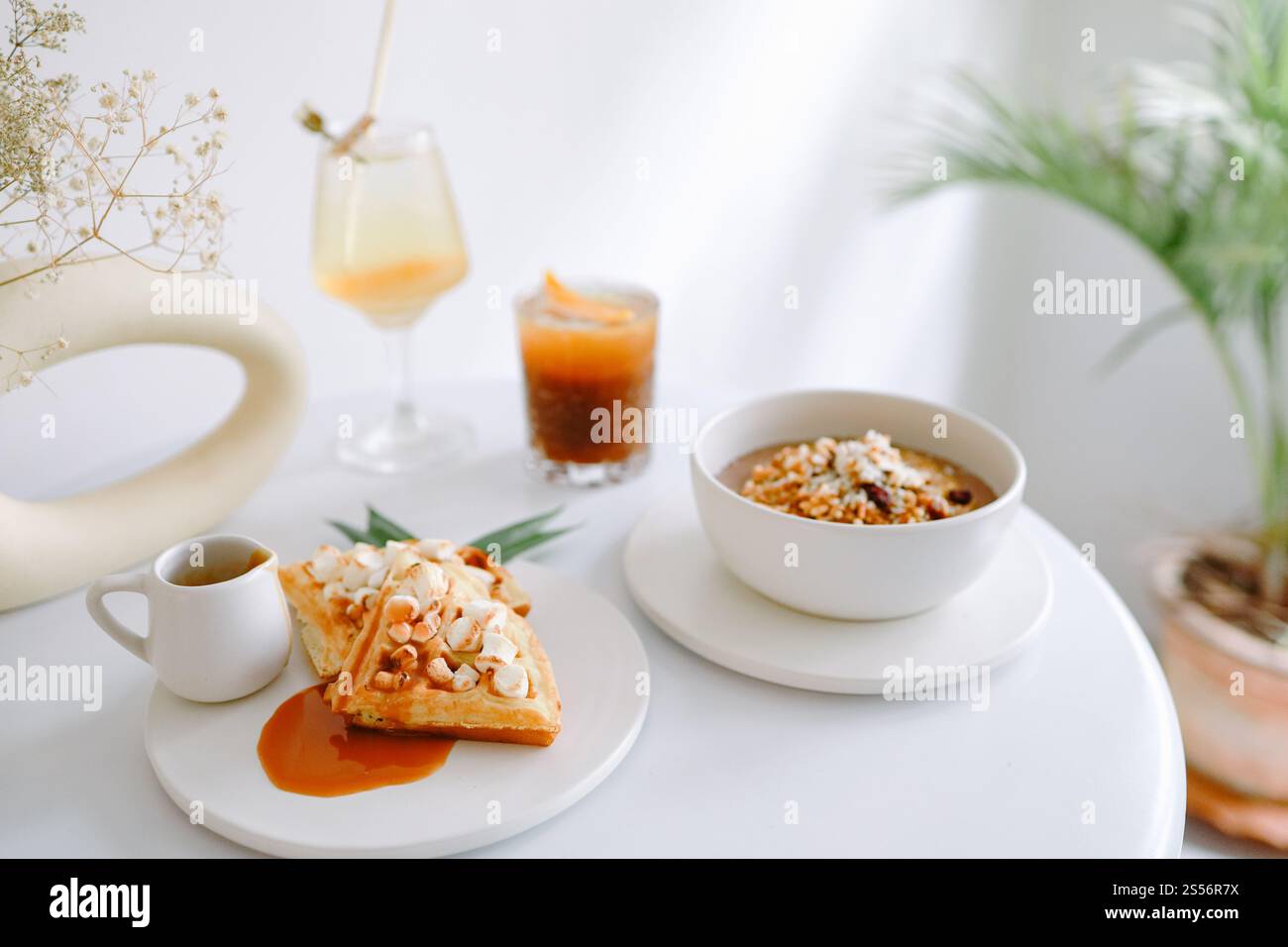 Bol de petit déjeuner sain yaourt granola Clean manger concept de nourriture végétarienne Banque D'Images