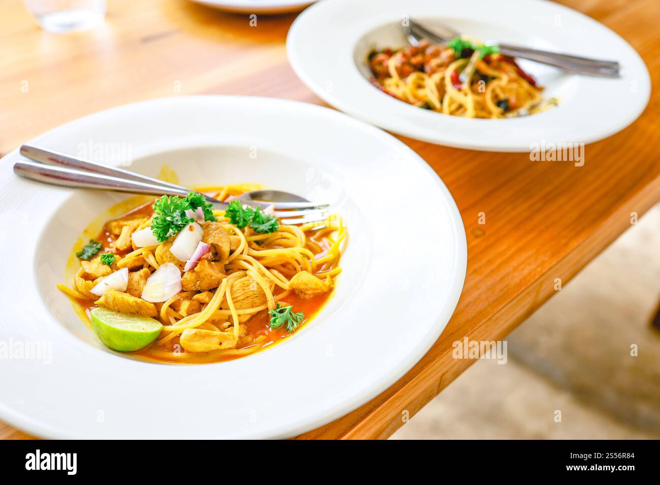 Délicieux spaghetti dans le restaurant. Fusion Food pâtes spaghetti savoureuses Banque D'Images