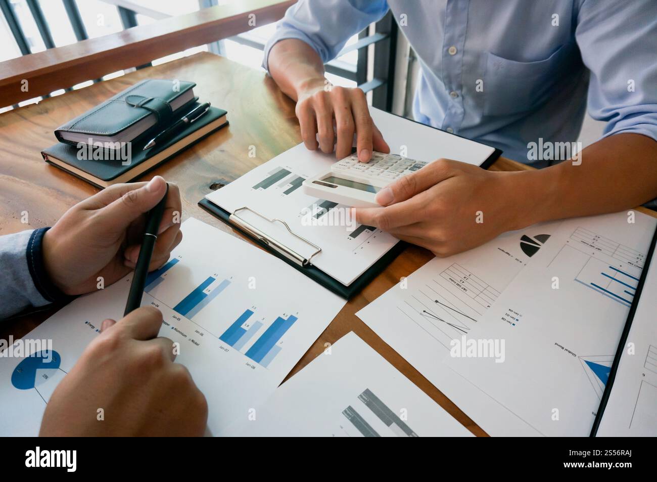Homme d'affaires comptable analyse des risques d'investissement. Économiser de l'argent pour le trading boursier avec calculatrice. Concept comptable. Banque D'Images