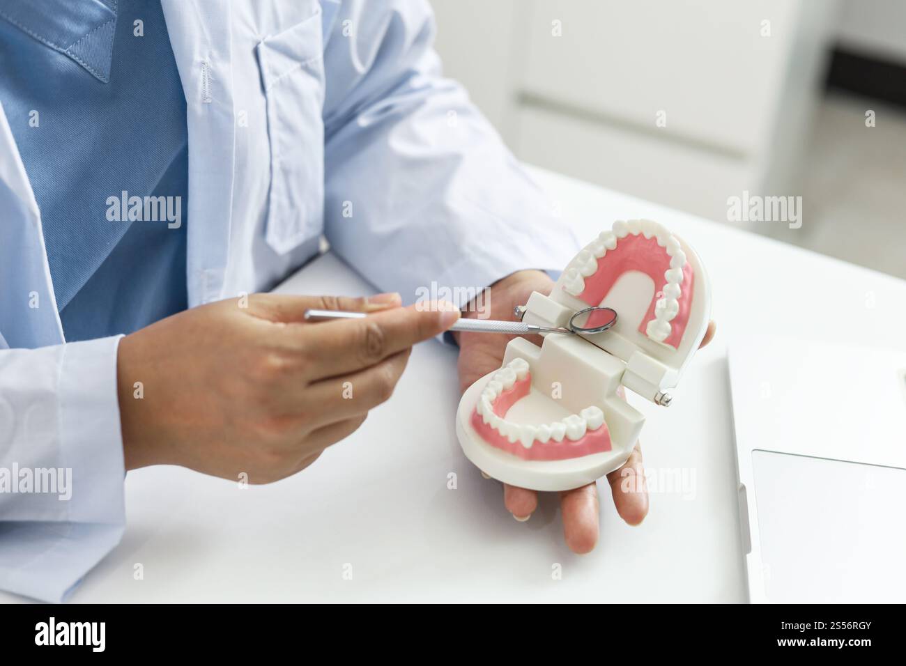 Dentiste examinant un patient dents traitement médical à la clinique dentaire Banque D'Images