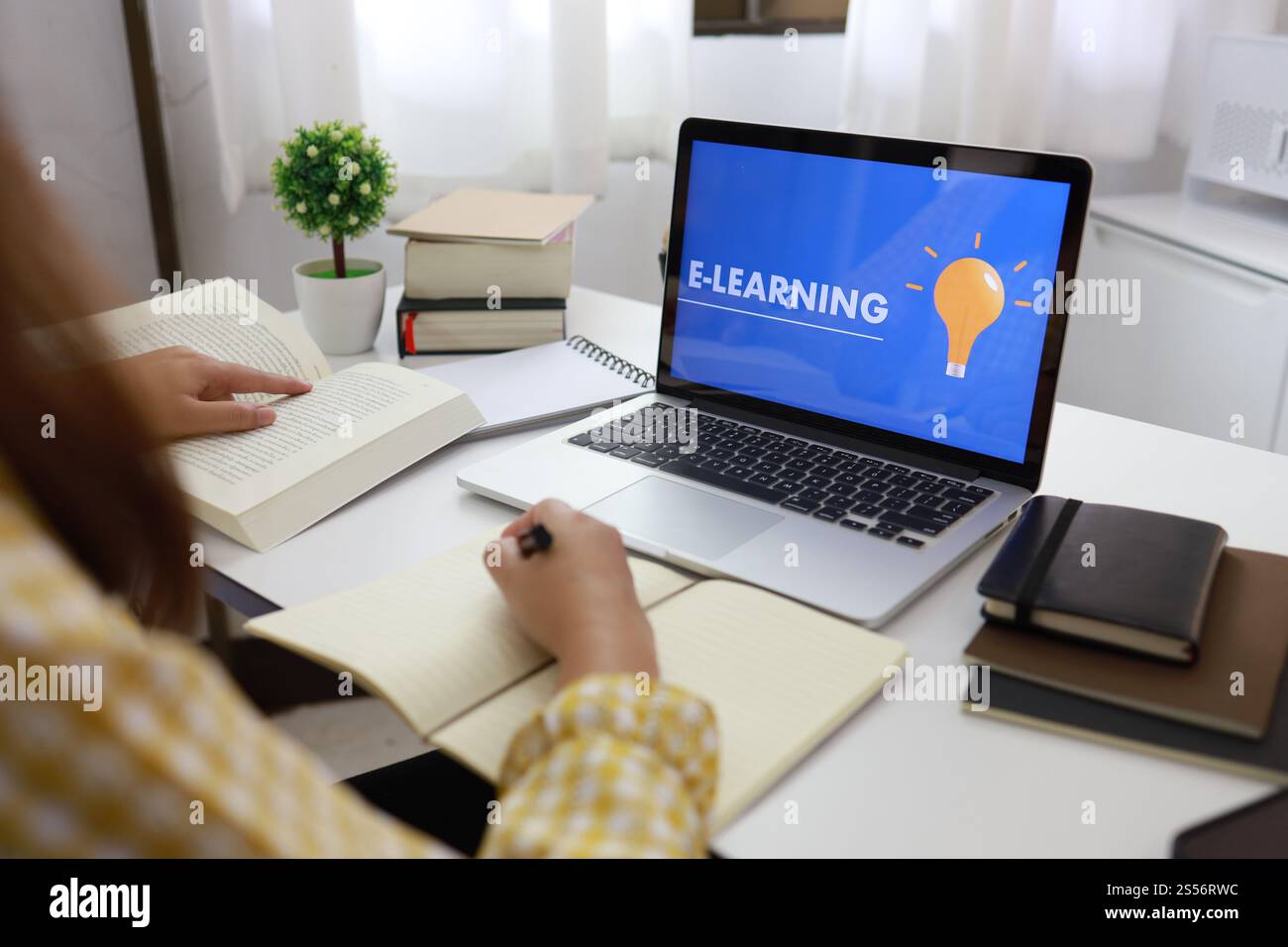 E-learning Education réseautage Internet . Jeune femme d'affaires assise et utilisée ordinateur portable avec inscription sur l'écran e-learning. Formation en ligne Banque D'Images