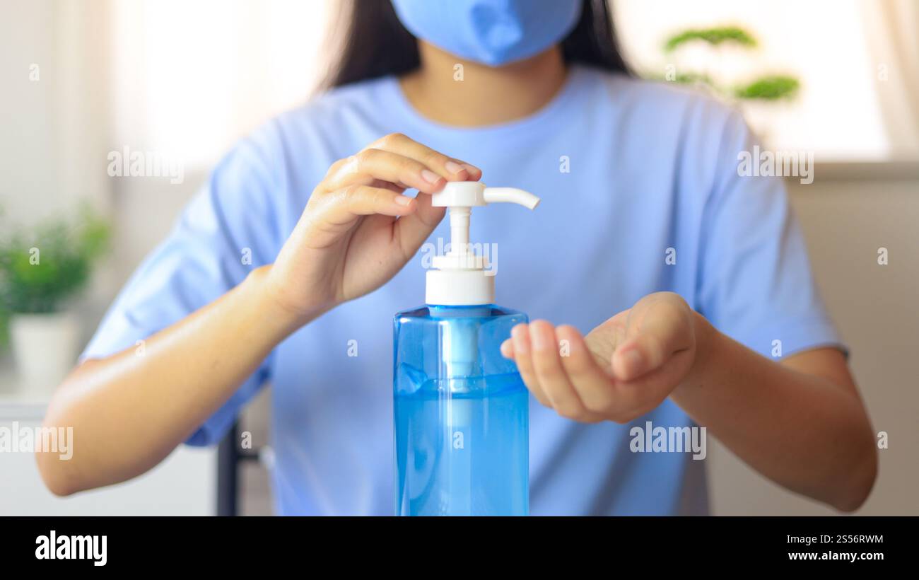 Main appliquant le gel d'alcool Sanitazer liquide nettoyage des mains pour prévenir le virus corona covid-19. Gel gel de gel d'alcool désinfectant pour les mains pour femme pour l'hygiène des mains Banque D'Images