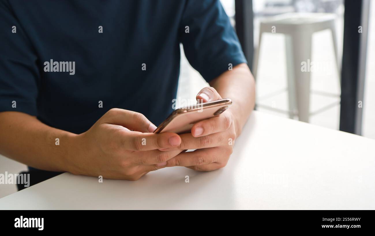 Mains tenant des appareils mobiles de travail de téléphone cellulaire. concept de commerce électronique de la technologie de téléphone intelligent Banque D'Images