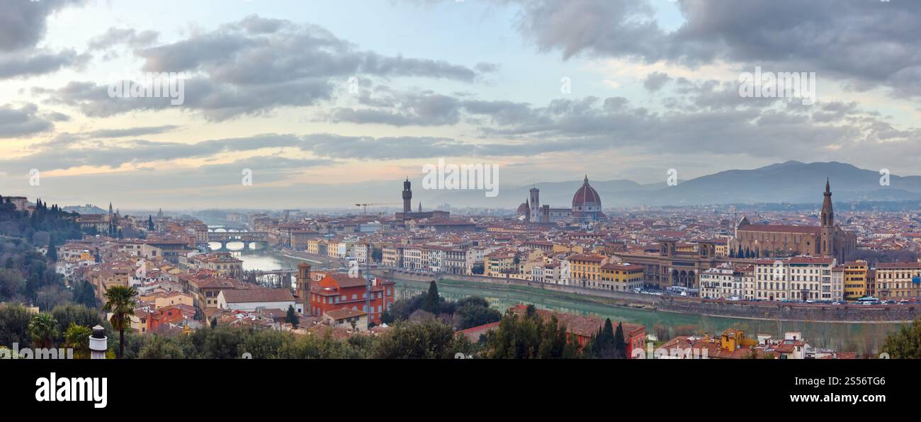La ville de Florence du soir Vue de dessus (Italie, Toscane) sur le fleuve Arno.Panorama. Banque D'Images