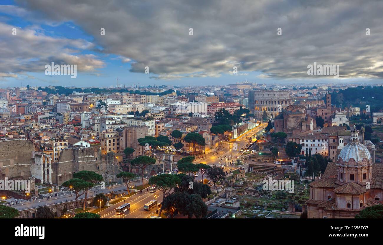 Ruines du Forum Romain. La ville de Rome à partir de la vue du soir II Vittoriano haut, en Italie. Les gens sont méconnaissables. Coups multiples croix panorama. Banque D'Images