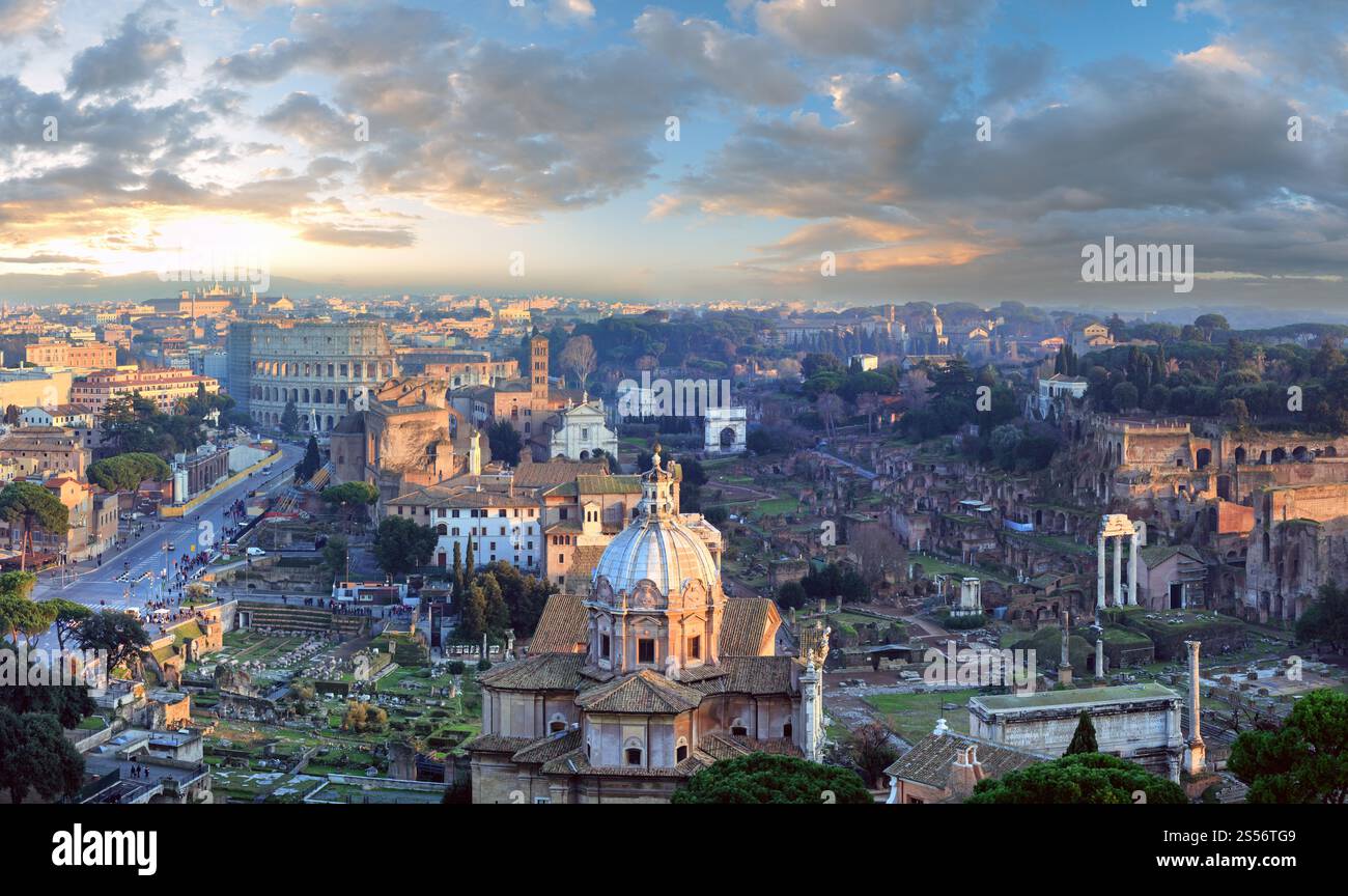 Ruines du Forum Romain. La ville de Rome à partir de la vue du soir II Vittoriano haut. Les gens sont méconnaissables. Deux coups de stitch panorama. Banque D'Images