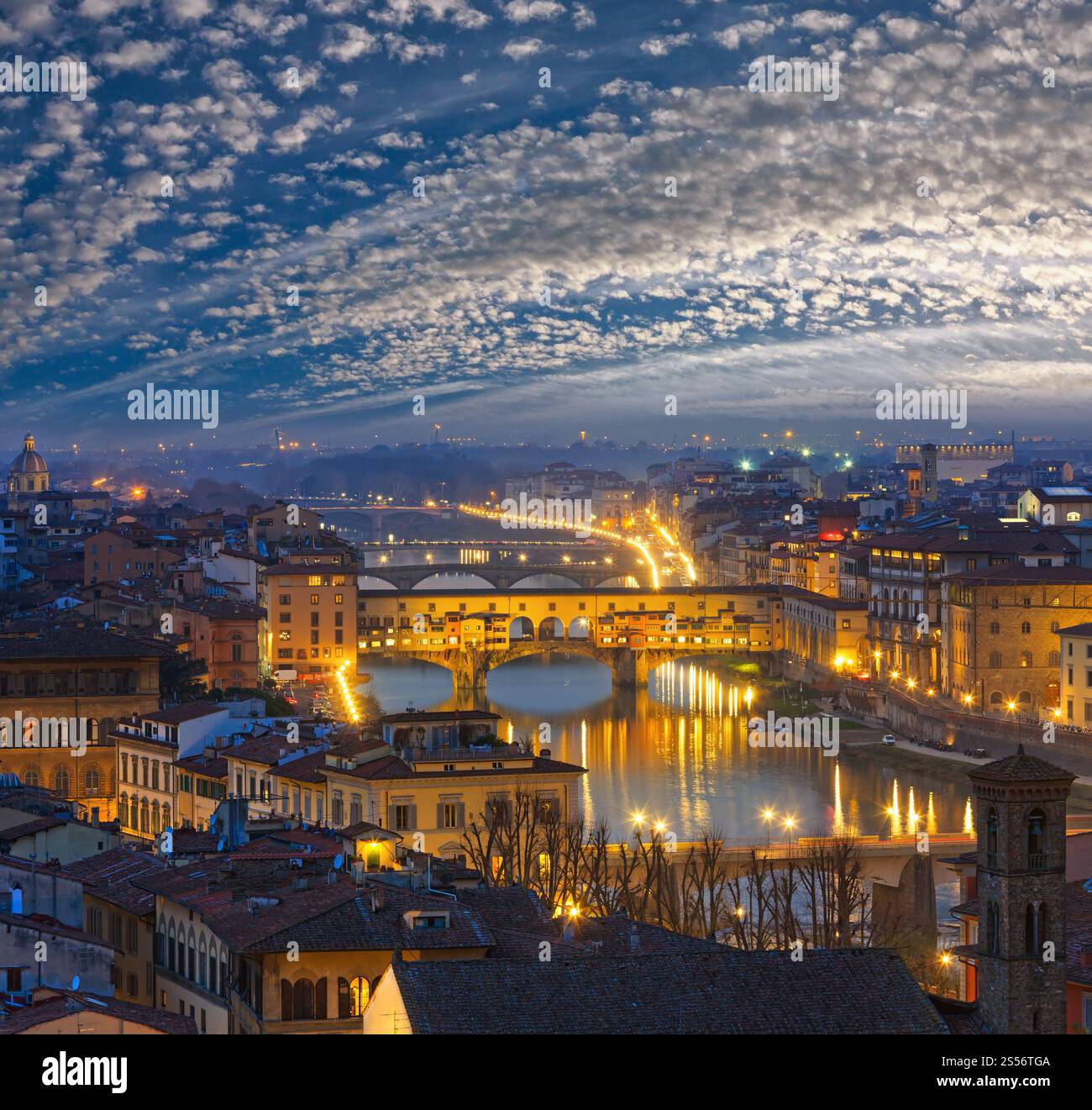 La ville de Florence de nuit vue de dessus (Italie, Toscane) sur le fleuve Arno. Banque D'Images