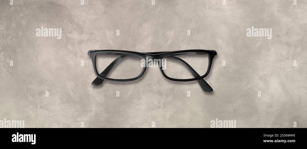 Lunettes noires isolées sur une bannière de fond en béton. Verres noirs isolés sur bannière en béton Banque D'Images