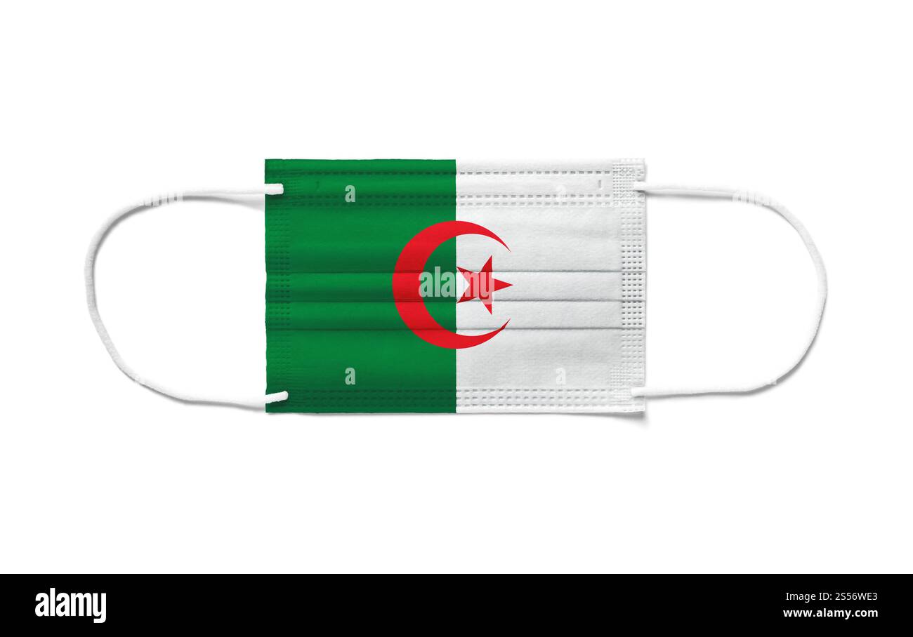 Drapeau algérien sur masque chirurgical jetable. Fond blanc isolé. Drapeau algérien sur masque chirurgical jetable. Fond blanc Banque D'Images