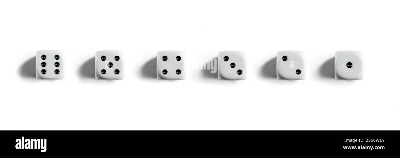 Six dés propres avec les numéros 1, 2, 3, 4, 5, 6. vue de dessus. Bannière de fond blanc. Six dés propres avec les numéros 1, 2, 3, 4, 5, 6. vue de dessus. Blanc Banque D'Images