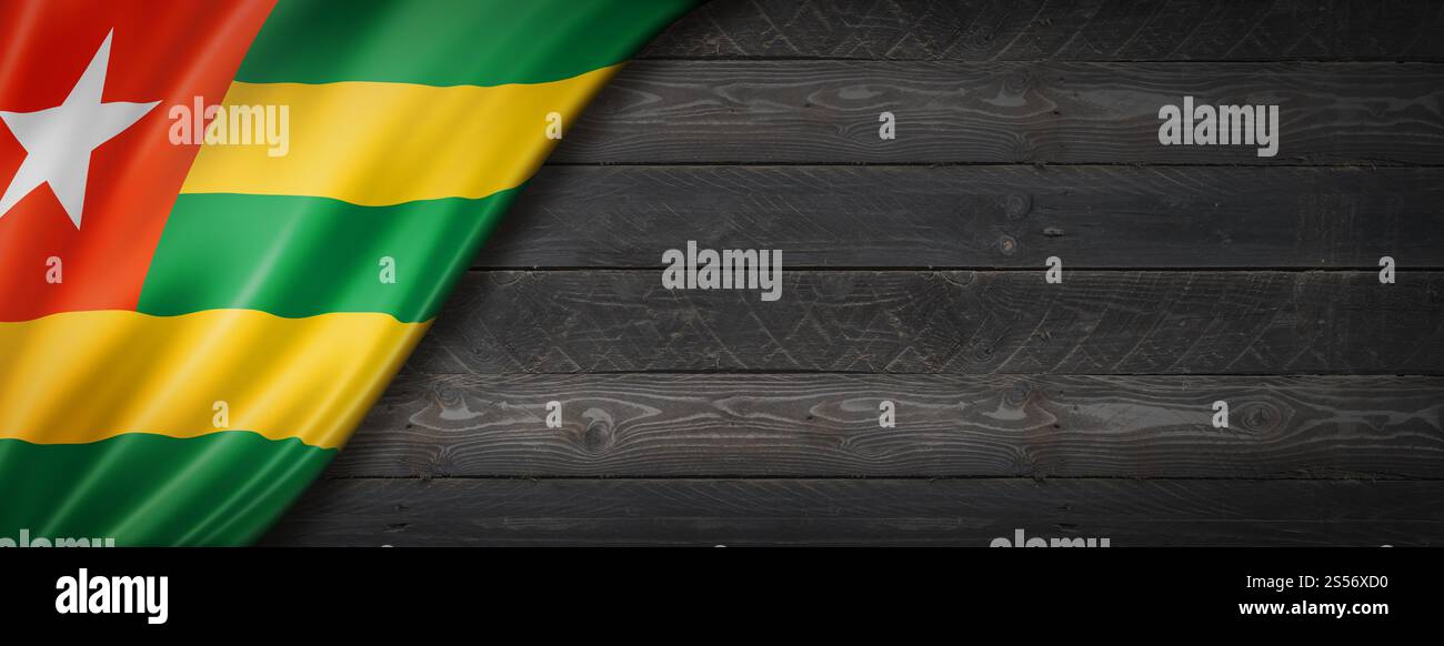 Drapeau du Togo sur le mur de bois noir. Bannière panoramique horizontale. Drapeau du Togo sur la bannière murale en bois noir Banque D'Images