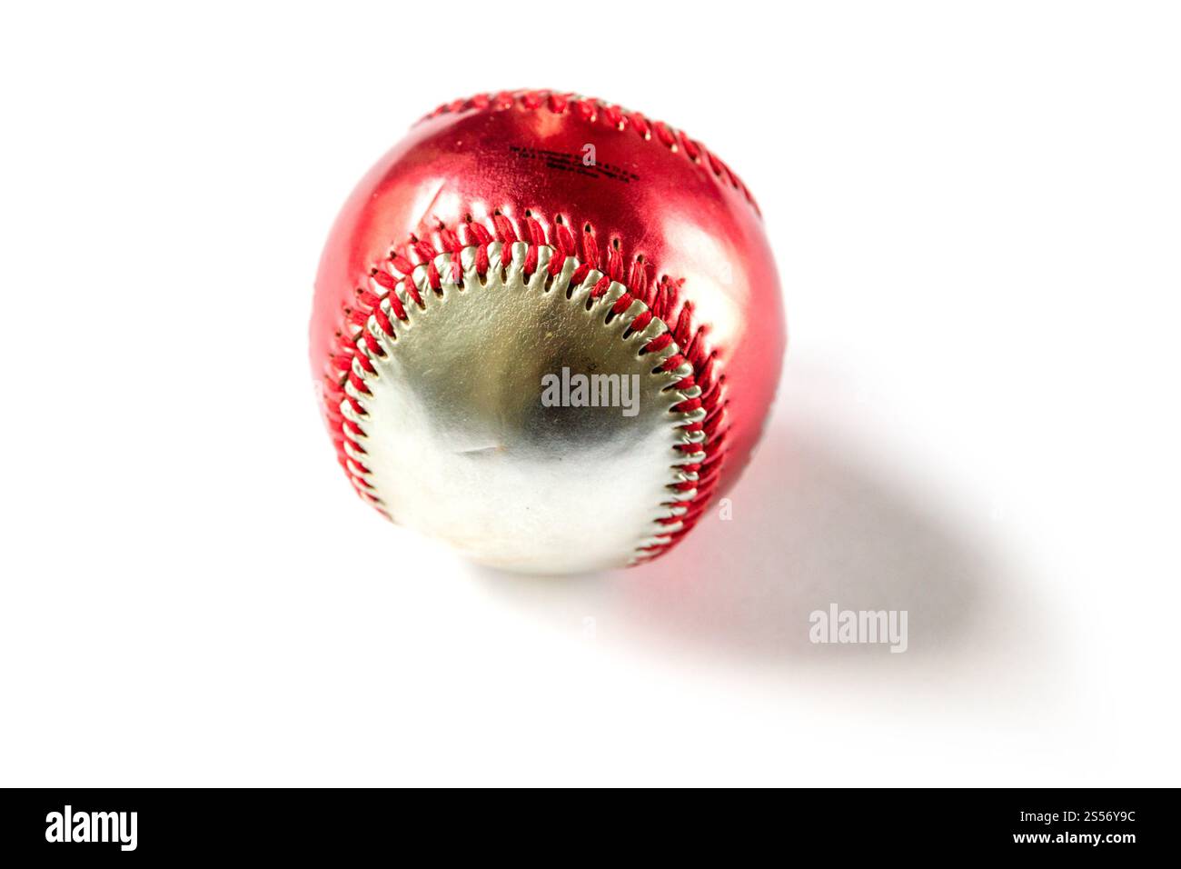 Ballon de baseball rouge et argenté isolé sur fond blanc. Ballon de baseball rouge et argenté isolé sur blanc Banque D'Images