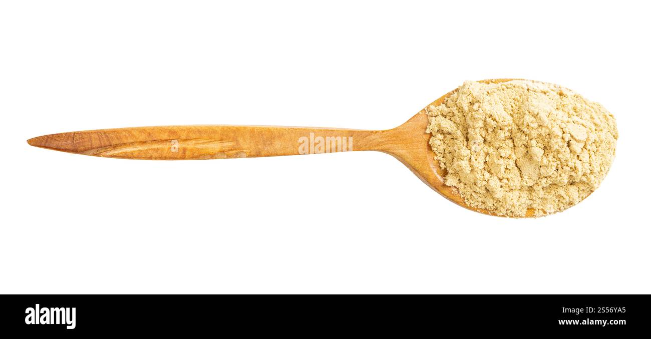vue de dessus d'une cuillère en bois avec poudre de gingembre isolée arrière-plan blanc Banque D'Images