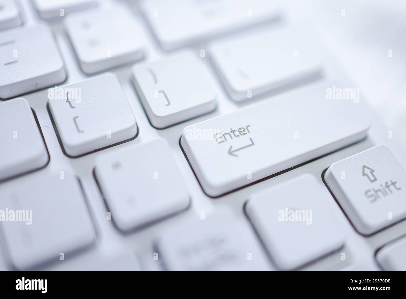 Mains de femme d'affaires Index doigt appuyant sur le bouton entrée sur le clavier de l'ordinateur Banque D'Images