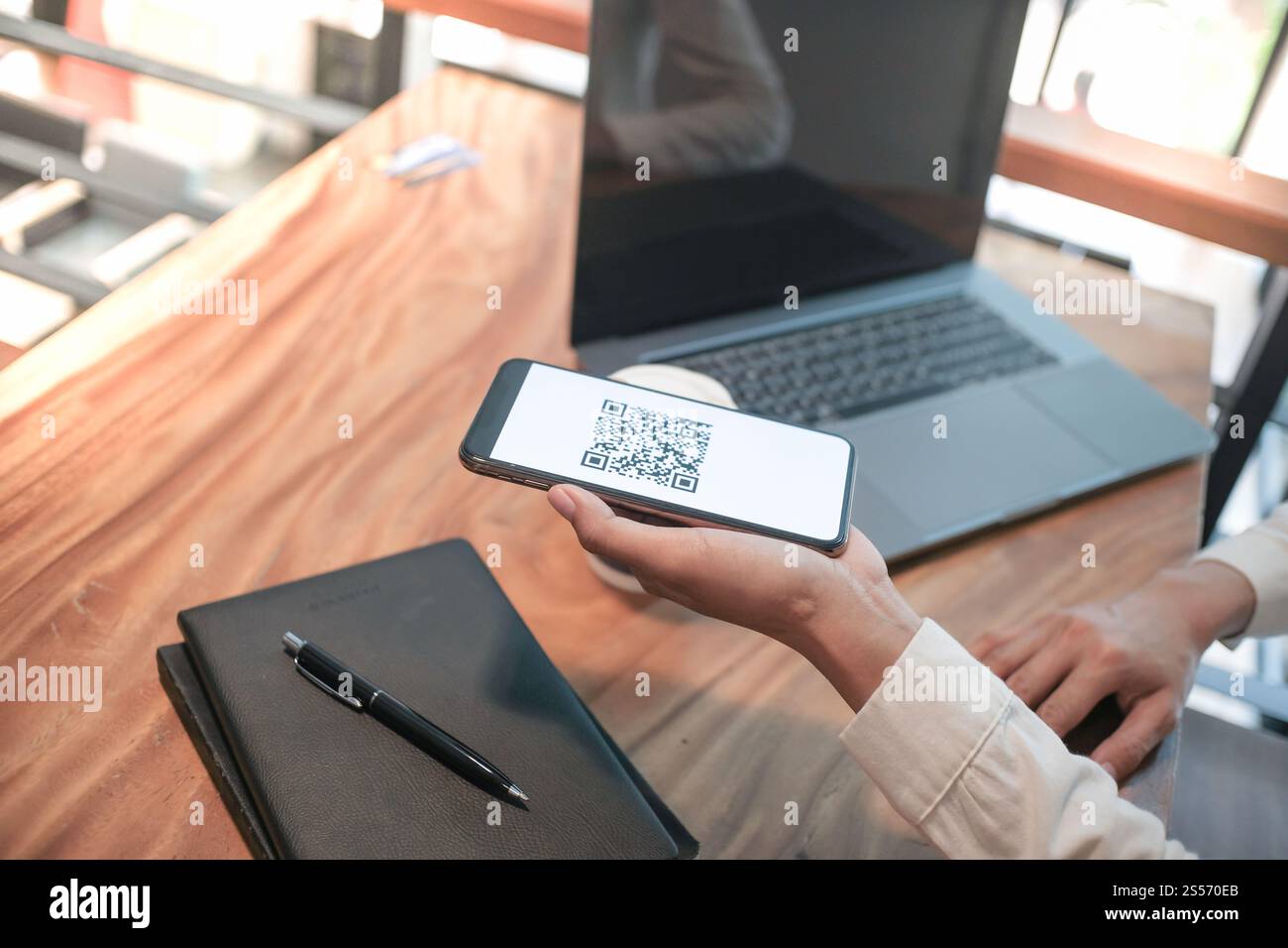 Paiement par code QR. Femme scannant le code QR concept de technologie Cashless d'achat en ligne Banque D'Images