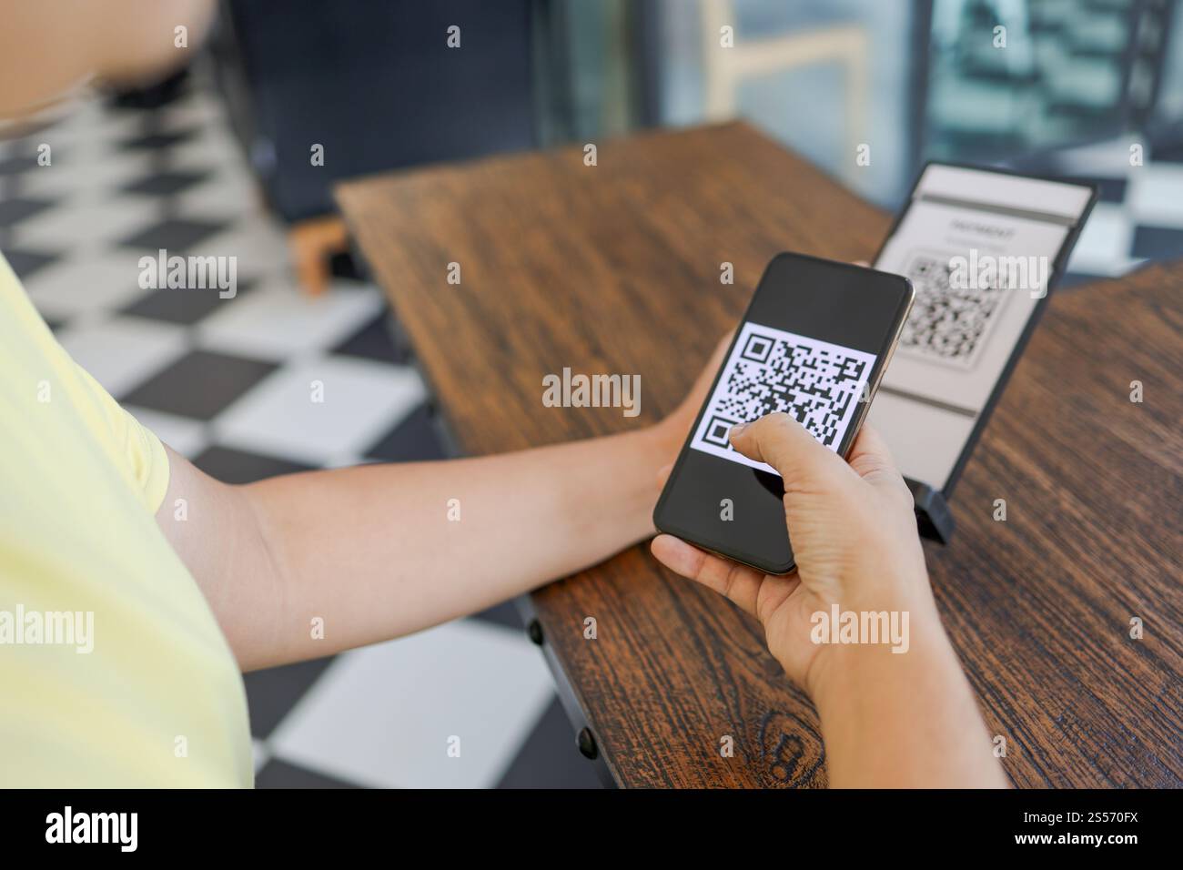 Paiement par code QR. Portefeuille électronique. Man scan tag accepté générer un paiement numérique sans money.scan QR code concept de technologie d'achat en ligne cashless Banque D'Images