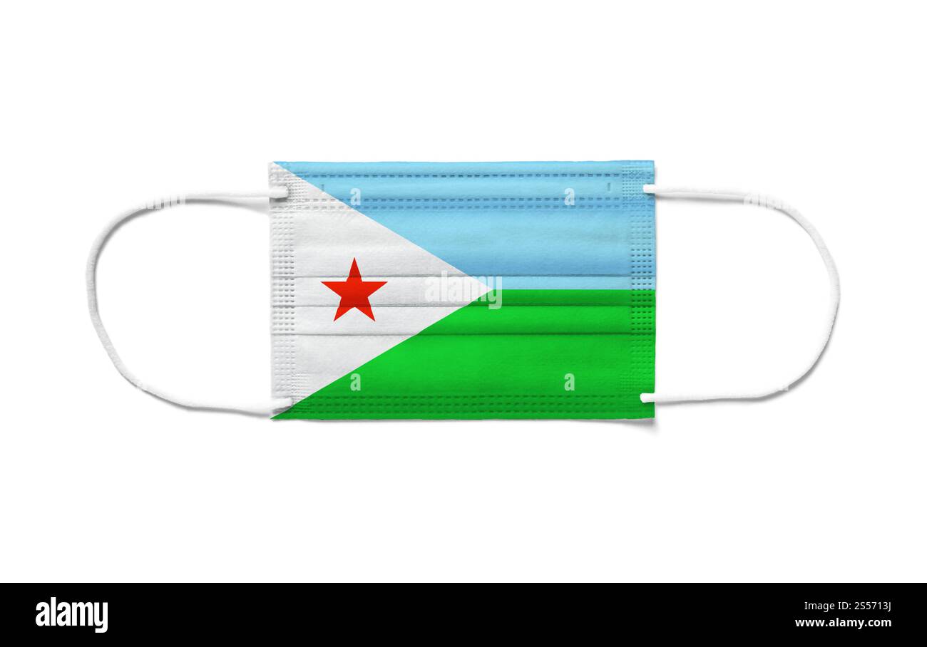 Drapeau de Djibouti sur un masque chirurgical jetable. Fond blanc isolé. Drapeau de Djibouti sur un masque chirurgical jetable. Fond blanc Banque D'Images