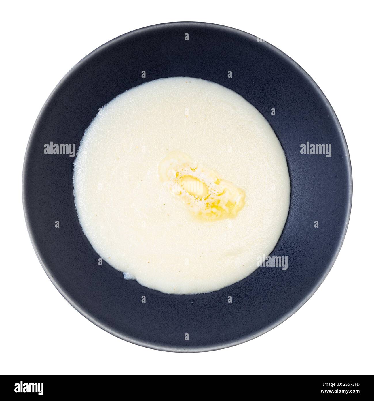 vue de dessus du croup de manne beurré dans un bol gris isolé sur fond blanc Banque D'Images