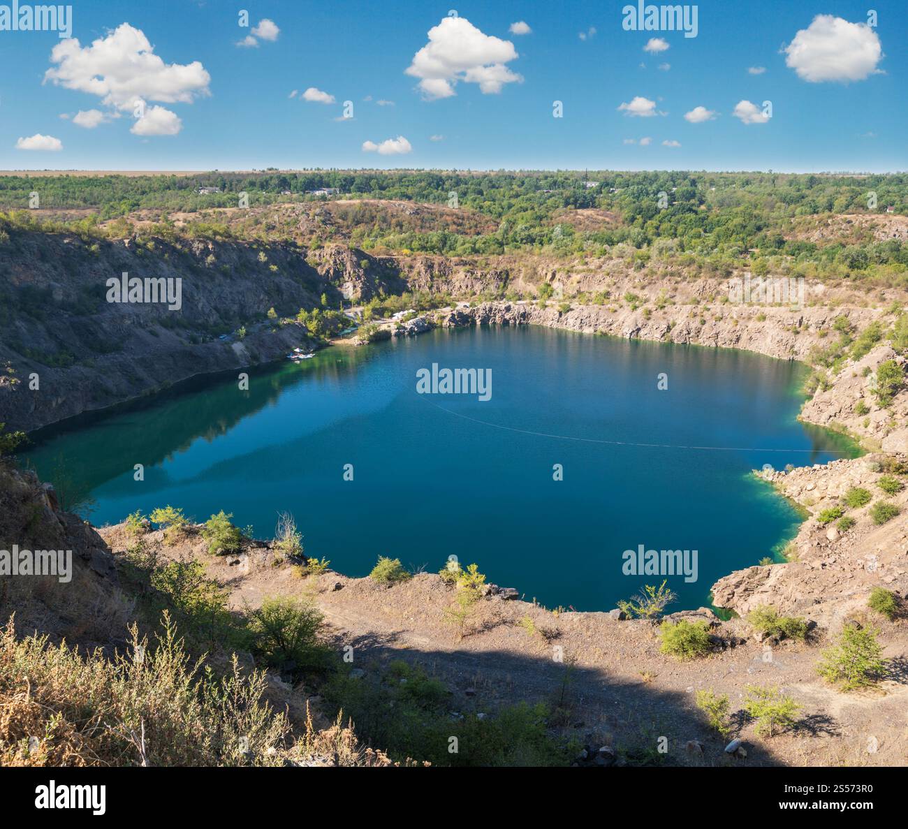 Été rivière Pivdennyi Buh (Bug du Sud) à Myhiya, région de Mykolaiv, Ukraine. Lac artificiel à la place de la carrière inondée. Banque D'Images