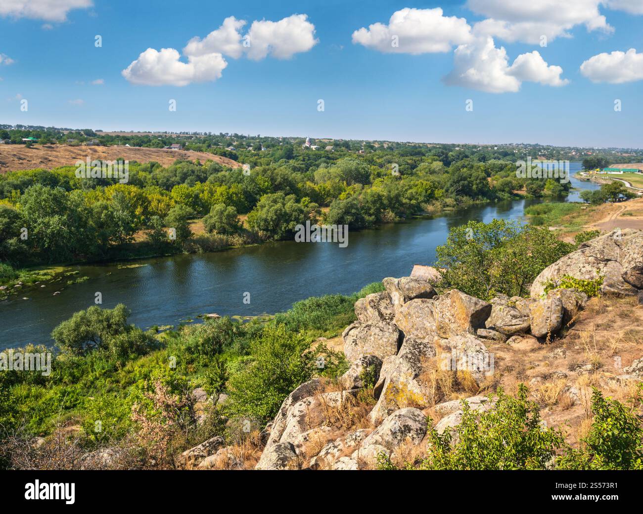 Été Pivdennyi Buh (Bug du Sud) rivière à Myhiya, région de Mykolayiv, Ukraine. Paysage de la rivière avec côte rocheuse. Banque D'Images