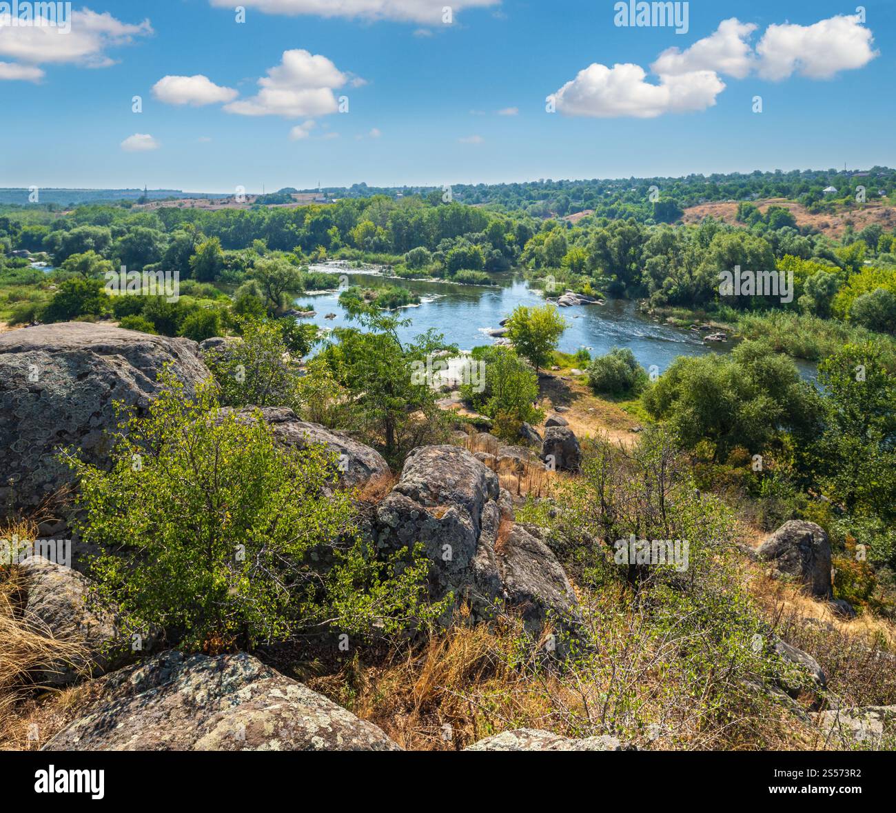 Été Pivdennyi Buh (Bug du Sud) rivière à Myhiya, région de Mykolayiv, Ukraine. Paysage de la rivière avec côte rocheuse. Banque D'Images
