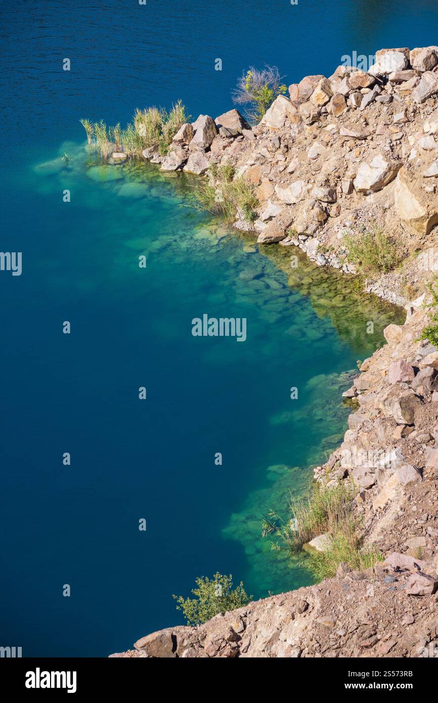 Été rivière Pivdennyi Buh (Bug du Sud) à Myhiya, région de Mykolaiv, Ukraine. Lac artificiel à la place de la carrière inondée. Banque D'Images