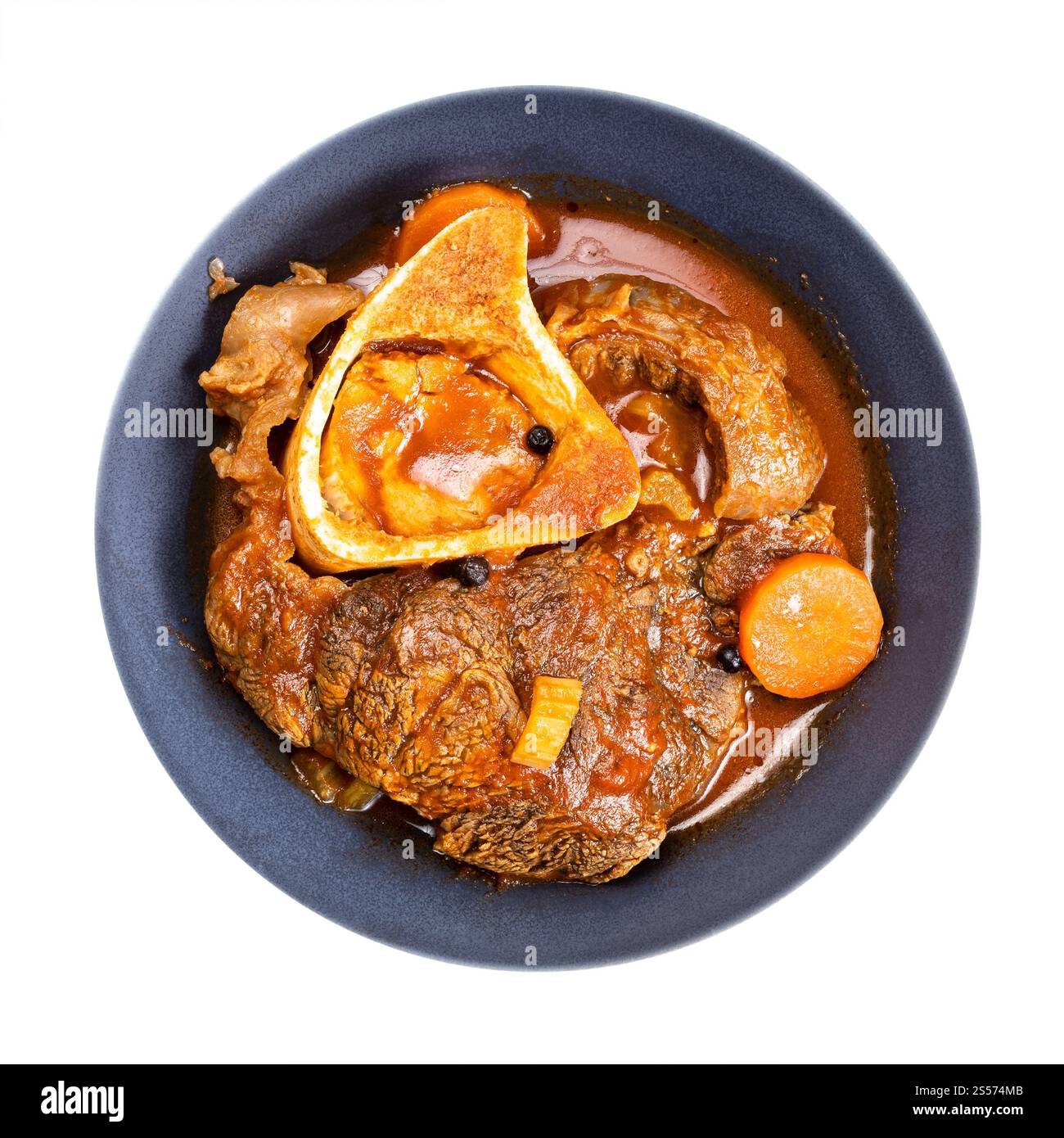 vue de dessus d'une portion d'ossobuco (shin de bœuf braisé avec des légumes, du vin et du bouillon) dans un bol gris isolé sur fond blanc Banque D'Images