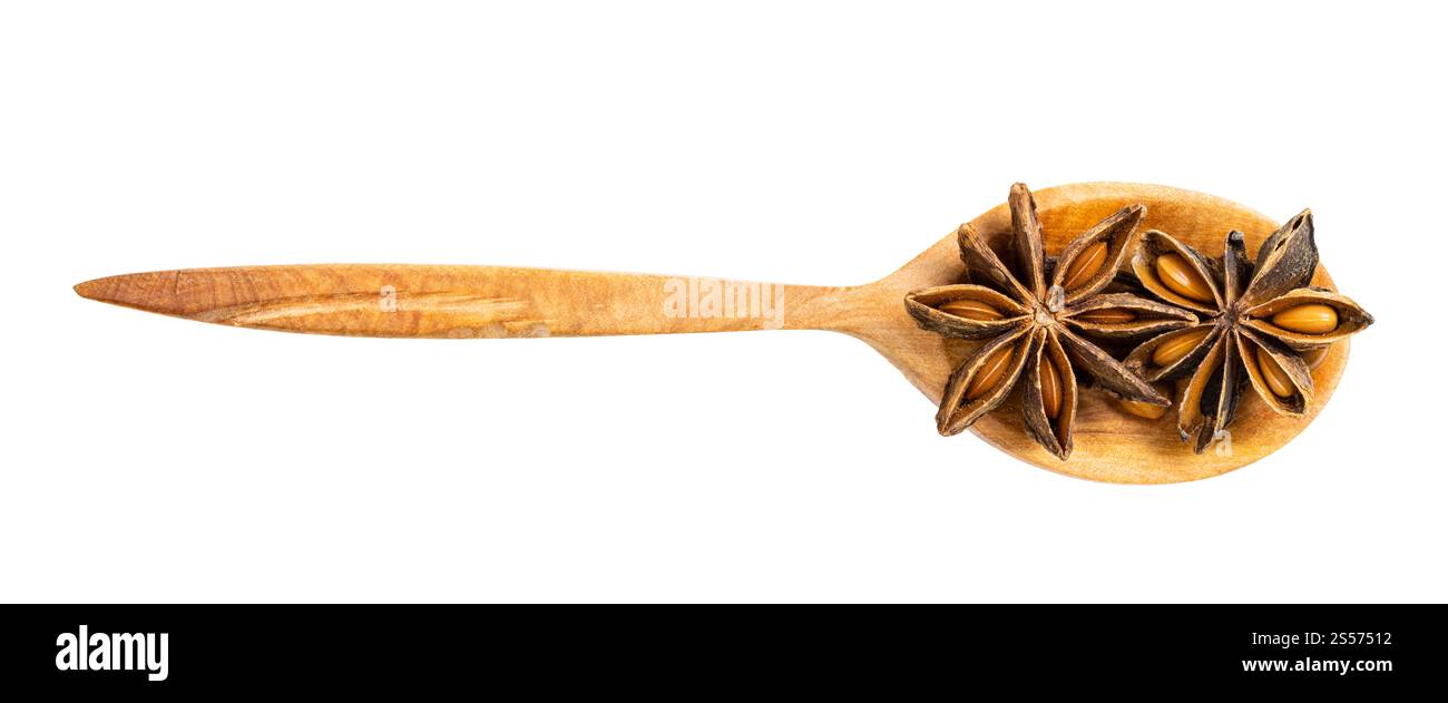 vue de dessus de la cuillère en bois avec l'anis étoilé (badian) isolé sur fond blanc Banque D'Images