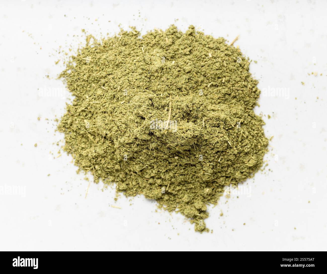 vue de dessus de pile de stevia fraisé herbacée (succédanés de sucre naturel) gros plan sur une plaque en céramique grise Banque D'Images