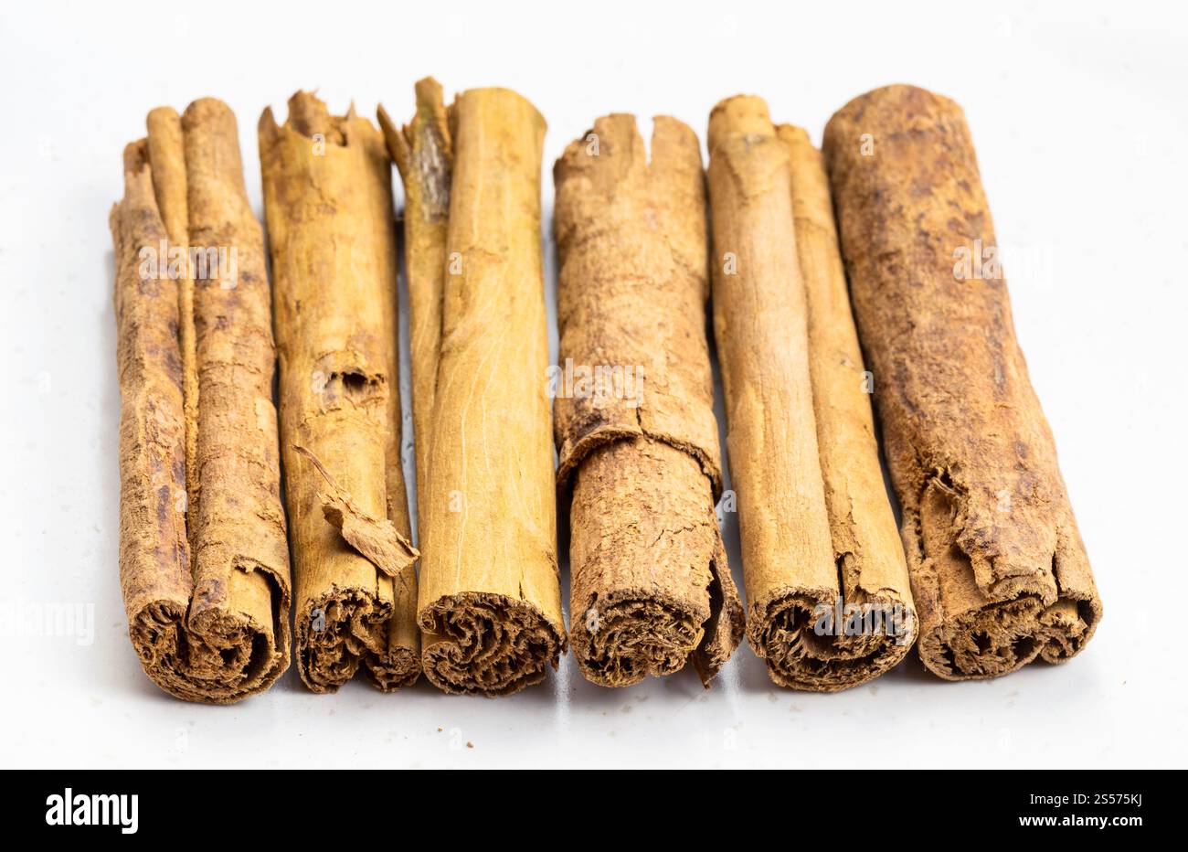 plusieurs bâtons de cannelle de ceylan continental gros plan sur le gris plaque en céramique Banque D'Images
