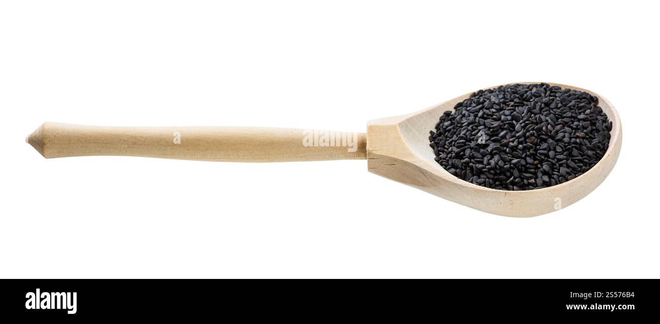 cuillère en bois avec graines de sésame noir isolée sur fond blanc Banque D'Images