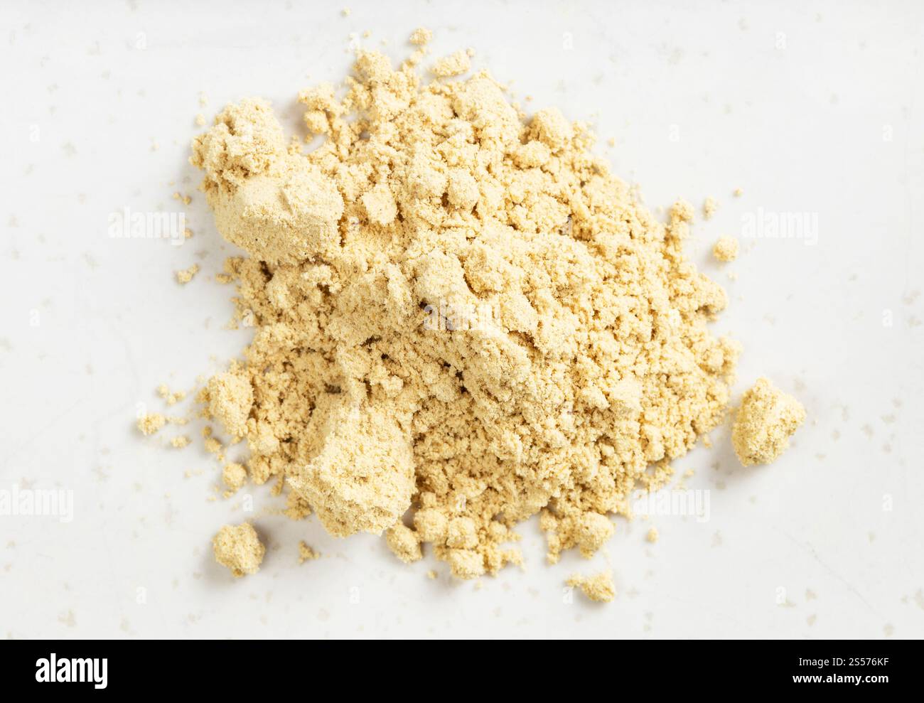 vue de dessus de la pile de poudre de gingembre en gros plan plaque en céramique grise Banque D'Images