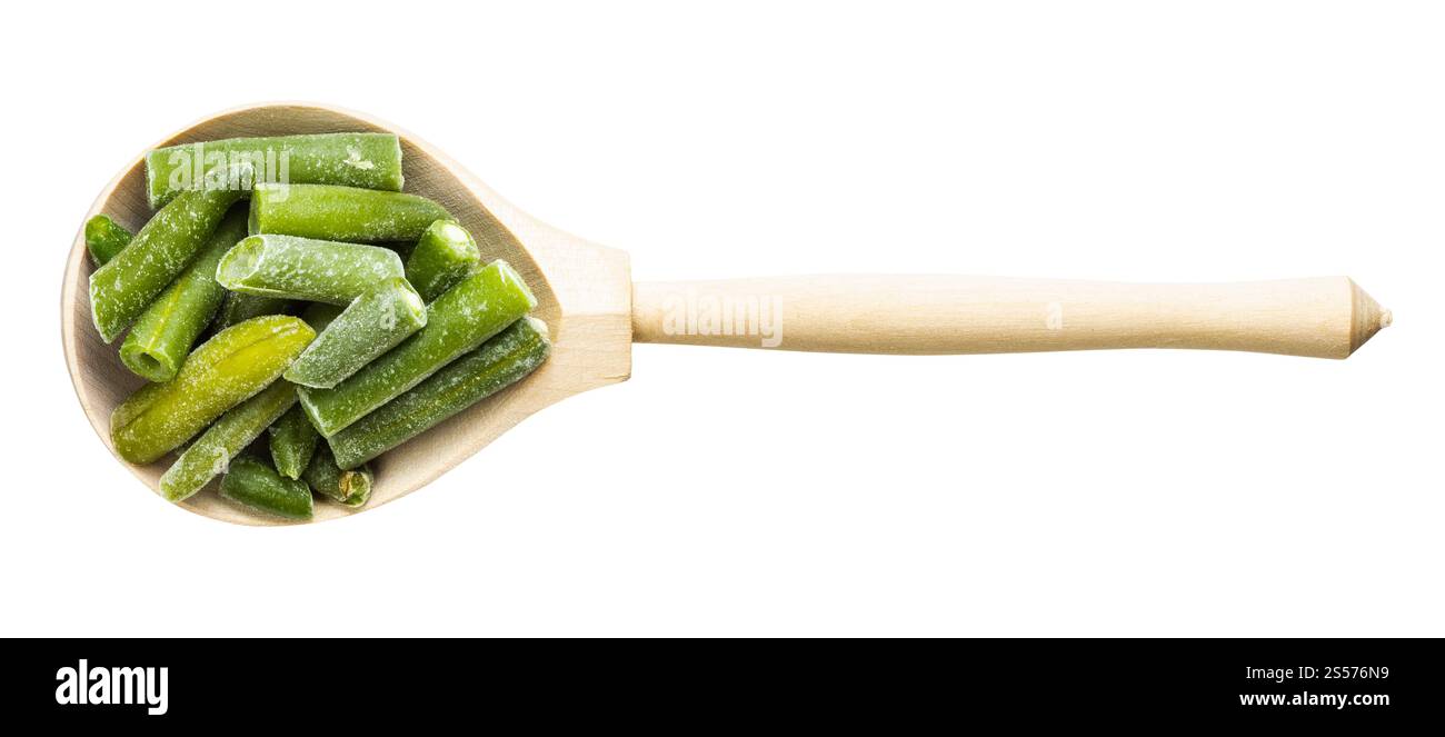 vue de dessus des haricots verts coupés et congelés en bois cuillère isolée sur fond blanc Banque D'Images