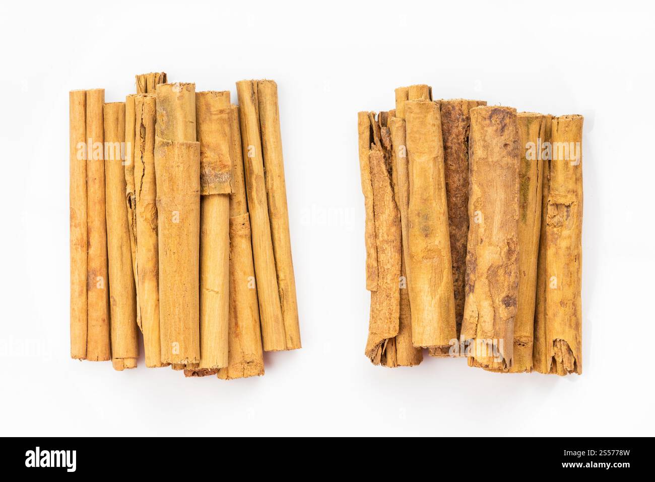 vue de dessus de deux sortes de cinnamon - alba premium et continental sur plaque blanche Banque D'Images
