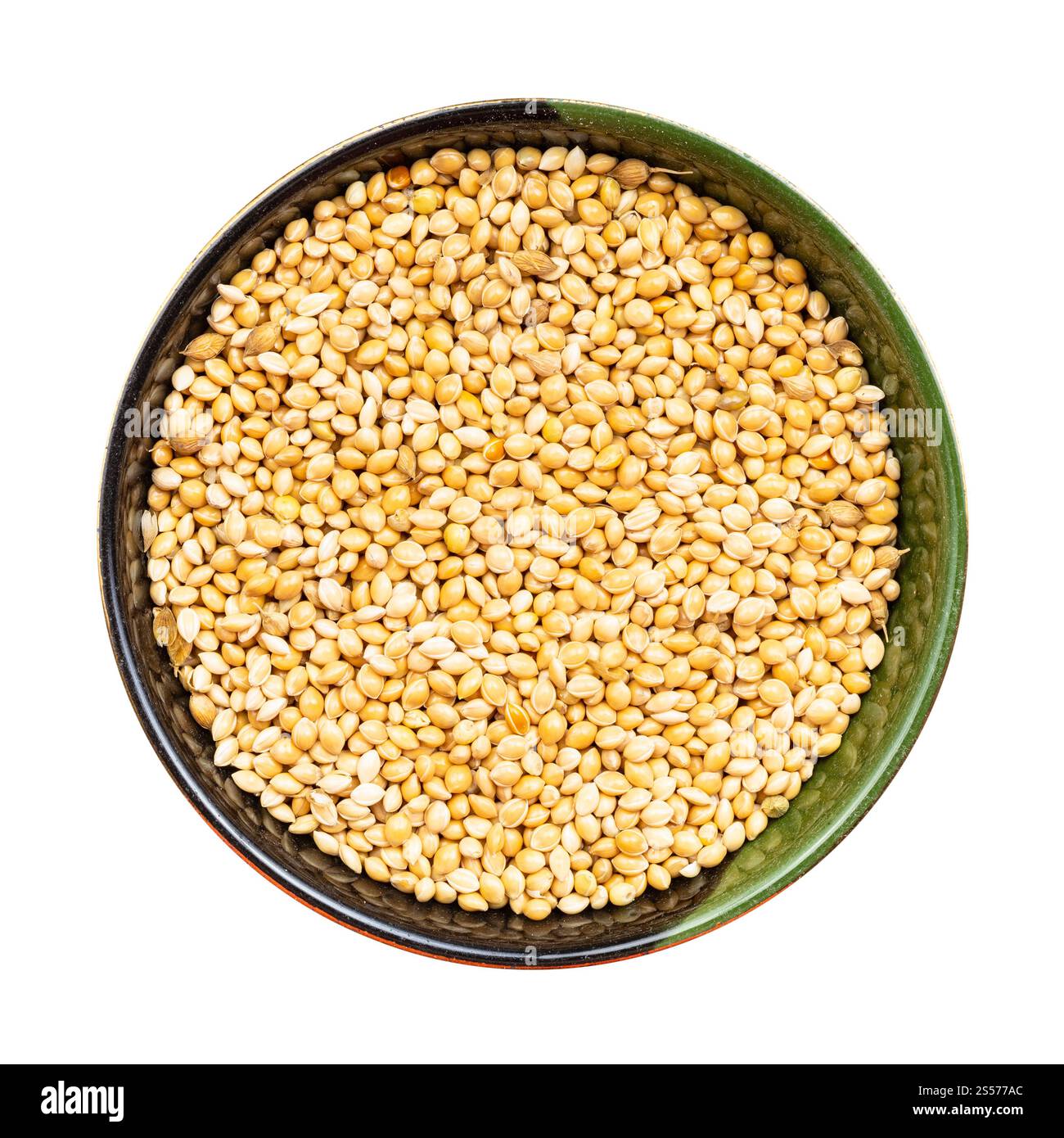 vue de dessus de millet proso jaune non poli dans un bol rond isolé sur fond blanc Banque D'Images