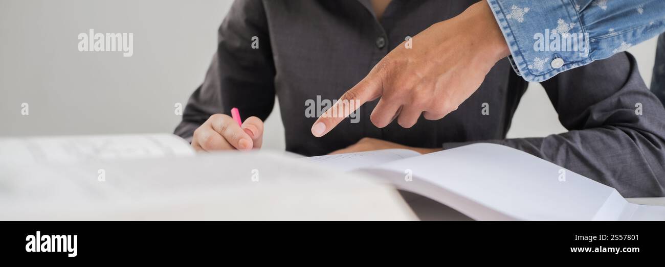Étudiant Collège personnes apprenant l'éducation étudier examen tuteur faire des devoirs avec le concept d'éducation formateur d'enseignant Banque D'Images