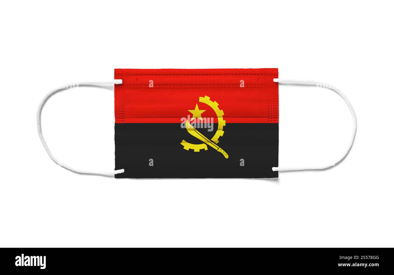 Drapeau de l'Angola sur un masque chirurgical jetable. Fond blanc isolé. Drapeau de l'Angola sur un masque chirurgical jetable. Fond blanc Banque D'Images