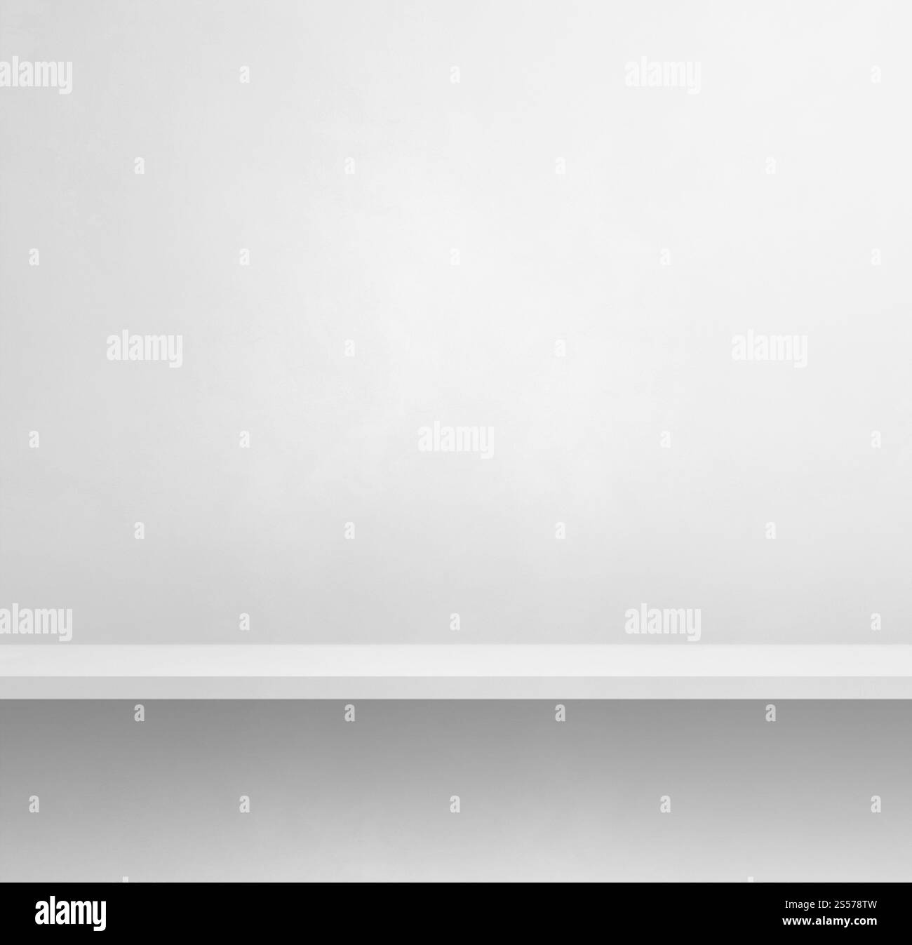 Étagère vide sur un mur blanc. Scène de modèle d'arrière-plan. Bannière carrée. Étagère vide sur un mur blanc. Modèle d'arrière-plan. Bannière carrée Banque D'Images