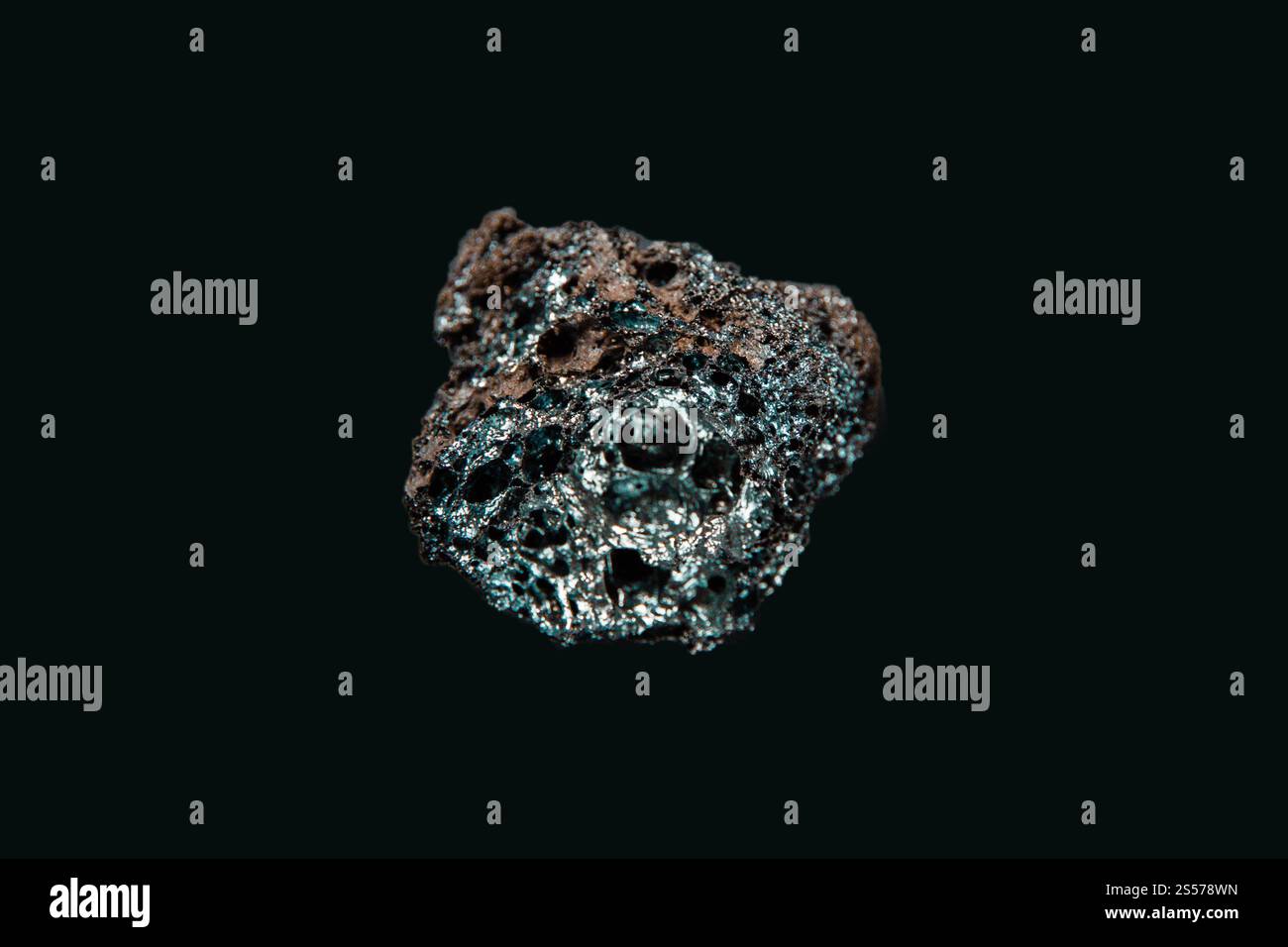 Roche de lave isolée sur un fond noir. Roche de lave sur fond noir Banque D'Images