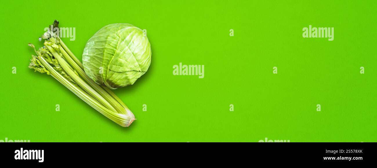 Bouquet de branches de céleri et chou vert isolé sur fond de bannière horizontale. Vue de dessus. Bouquet de branches de céleri et chou vert isolé sur Banque D'Images