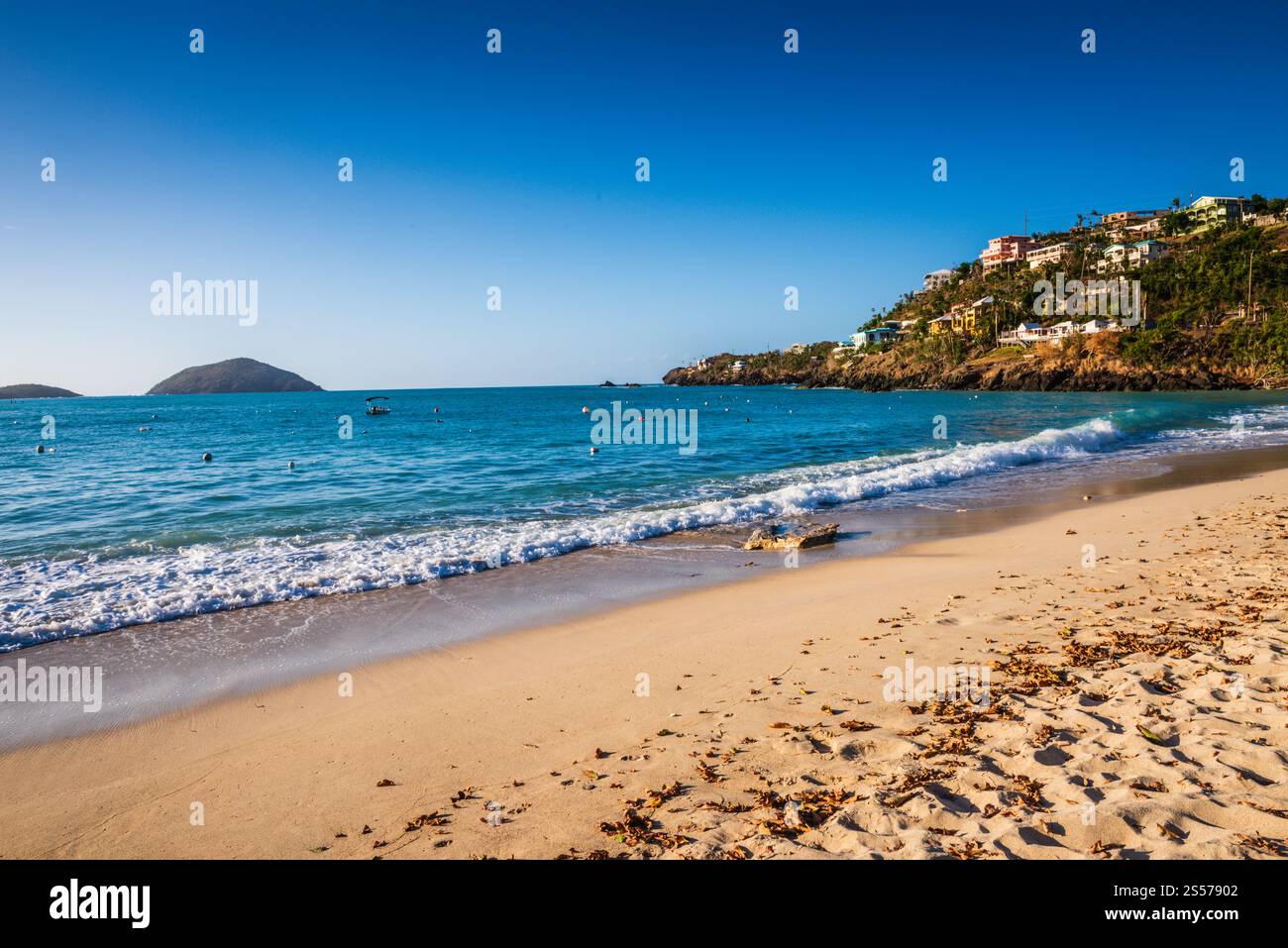 Située sur la rive nord, la plage de Hull Bay fait face à Inner et Outer Brass Cays et attire les pêcheurs, les surfeurs et les amoureux de la plage. Banque D'Images