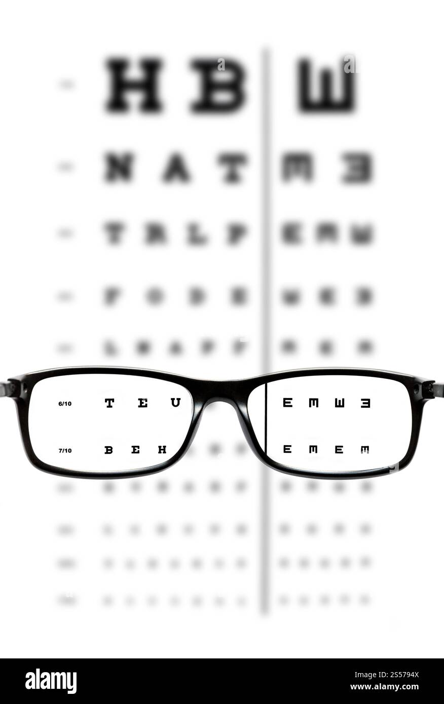Lunettes devant un graphique oculaire. Arrière-plan du dispositif optique. Lunettes devant un graphique oculaire Banque D'Images