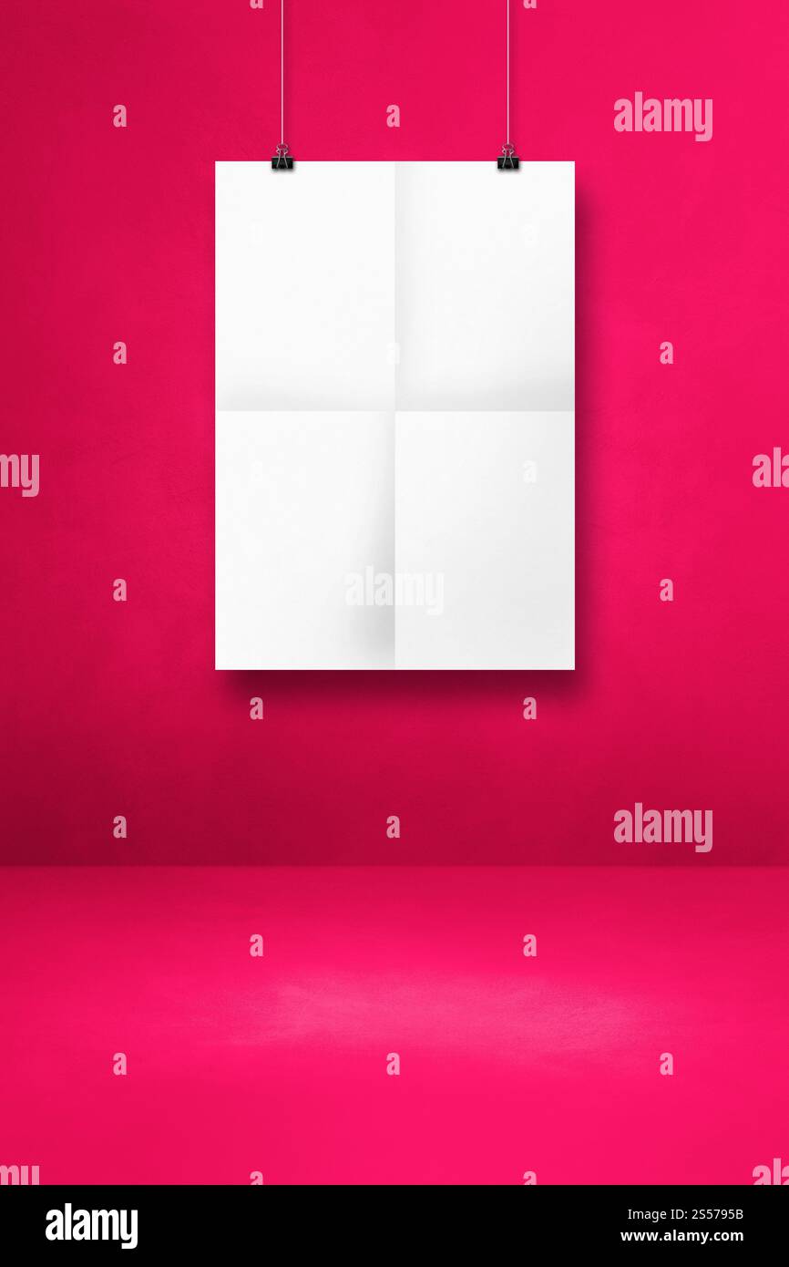 Affiche pliée blanche accrochée sur un mur rose avec des clips. Modèle de maquette vierge. Affiche pliée blanche accrochée sur un mur rose avec des clips Banque D'Images