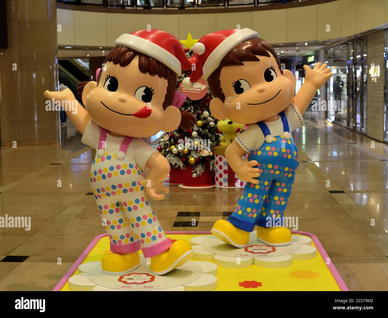 Peko et Poko Chan, mascottes de la confiserie Fujiya pour célébrer Noël Banque D'Images