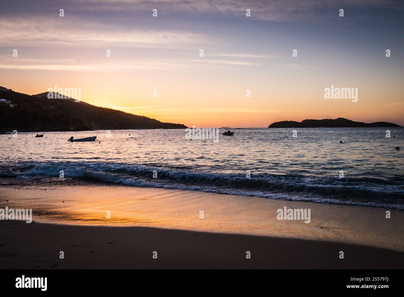 Située sur la rive nord, la plage de Hull Bay fait face à Inner et Outer Brass Cays et attire les pêcheurs, les surfeurs et les amoureux de la plage. Banque D'Images