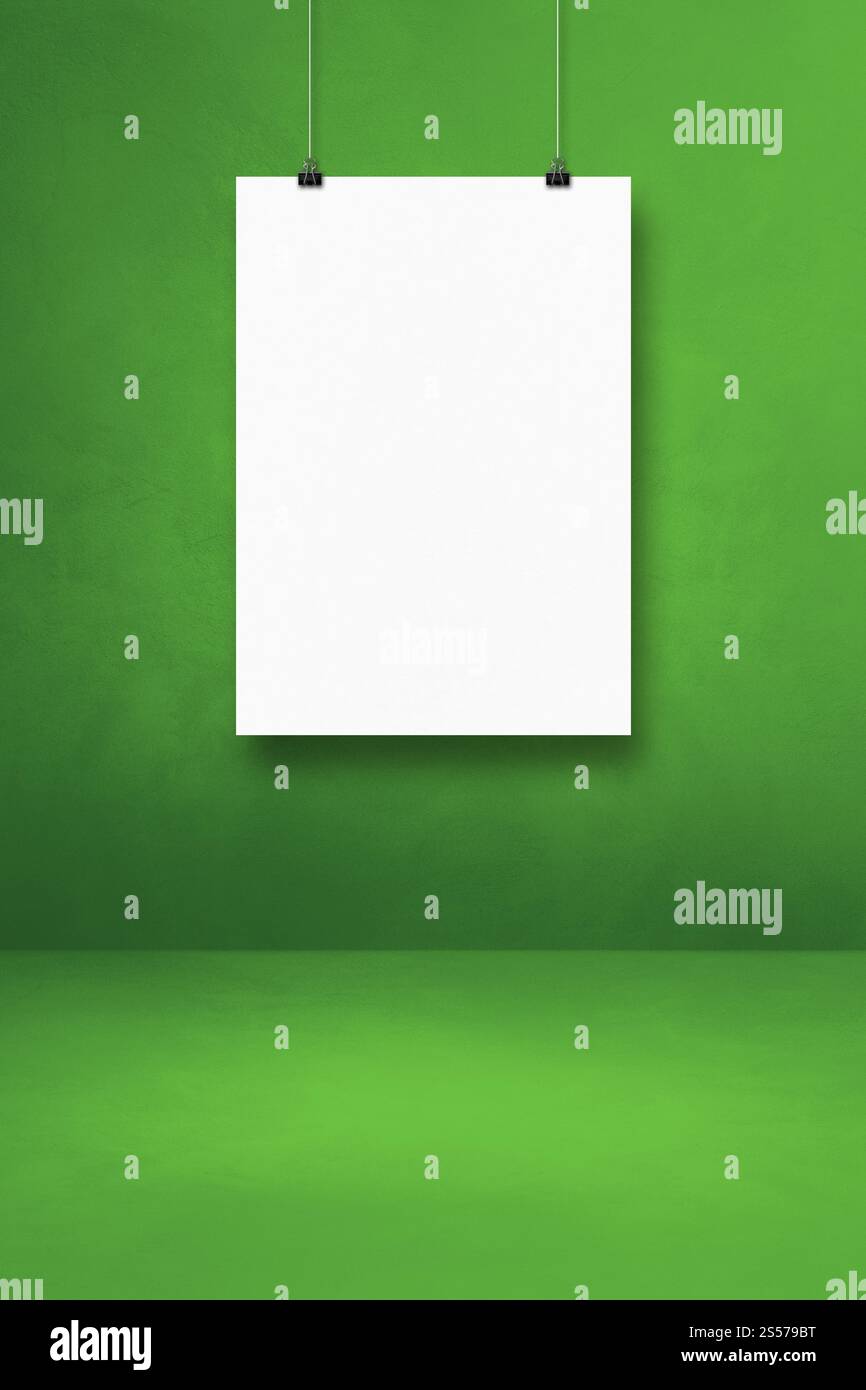 Affiche blanche accrochée sur un mur vert avec des clips. Modèle de maquette vierge. Affiche blanche accrochée sur un mur vert avec des clips Banque D'Images