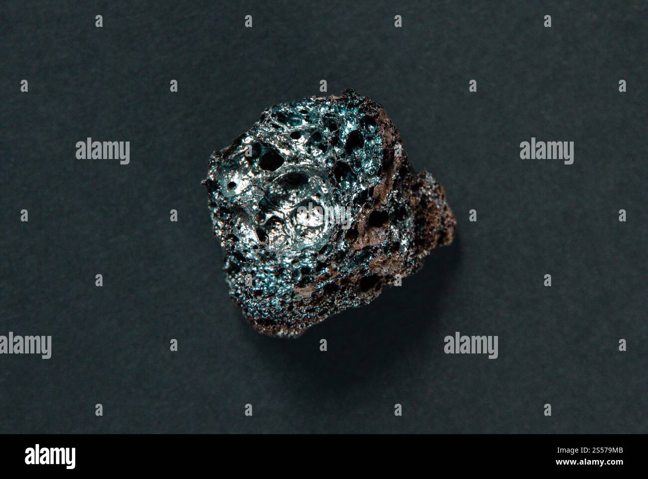 Roche de lave isolée sur un fond noir. Roche de lave sur fond noir Banque D'Images