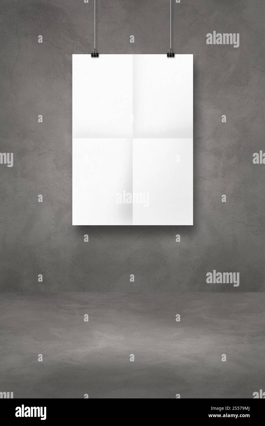 Affiche pliée blanche accrochée sur un mur de béton foncé avec des clips. Modèle de maquette vierge. Affiche pliée blanche accrochée sur un mur de béton foncé avec des clips Banque D'Images