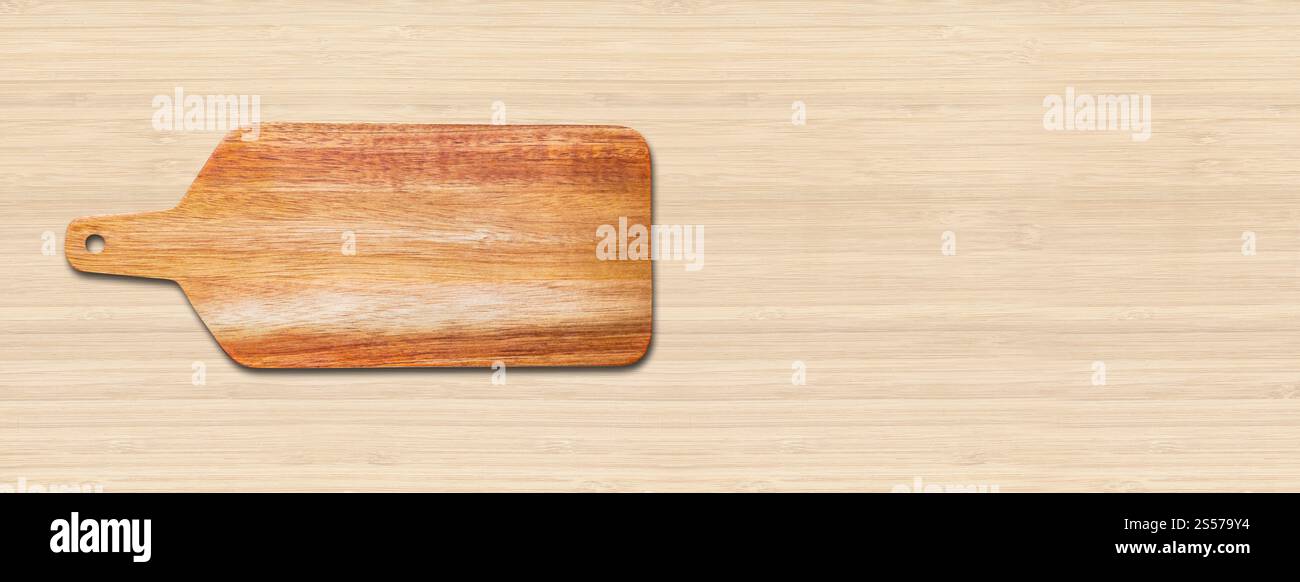 Planche à découper en bois isolé sur fond de bois. Bannière panoramique horizontale. Planche à découper en bois isolé sur fond de bois. Bannière horizontale Banque D'Images