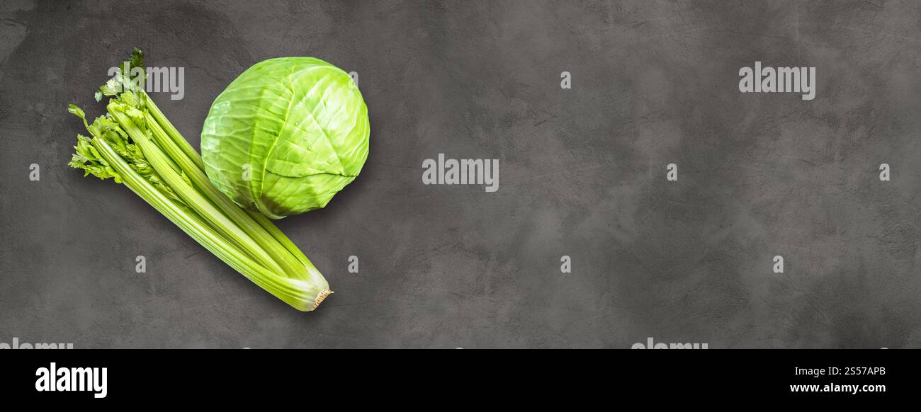 Bouquet de branche de céleri et chou vert isolé sur fond de bannière en béton. Vue de dessus. Bouquet de branches de céleri et chou vert isolé sur béton Banque D'Images